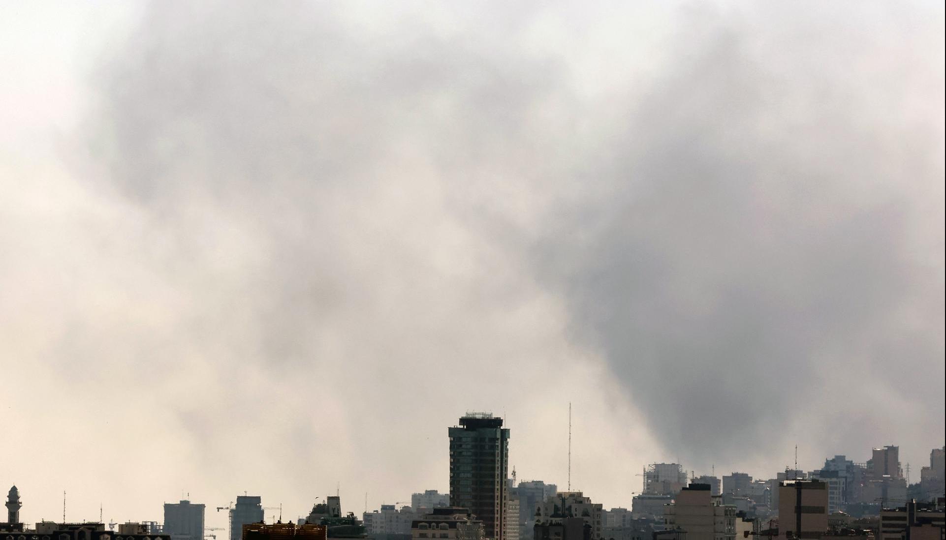 Humo en Israel tras los ataques de Irán.