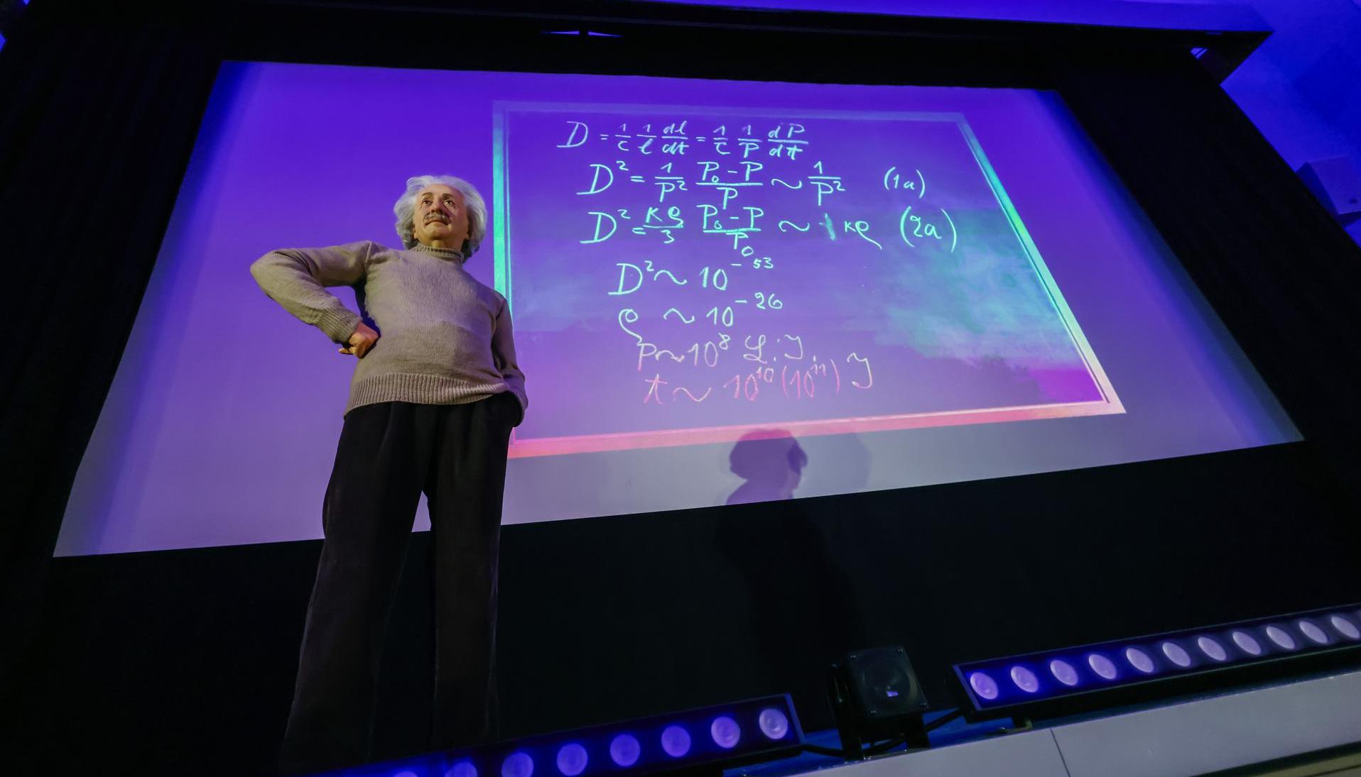 Se presentó una estatua en cera de Albert Einstein. 