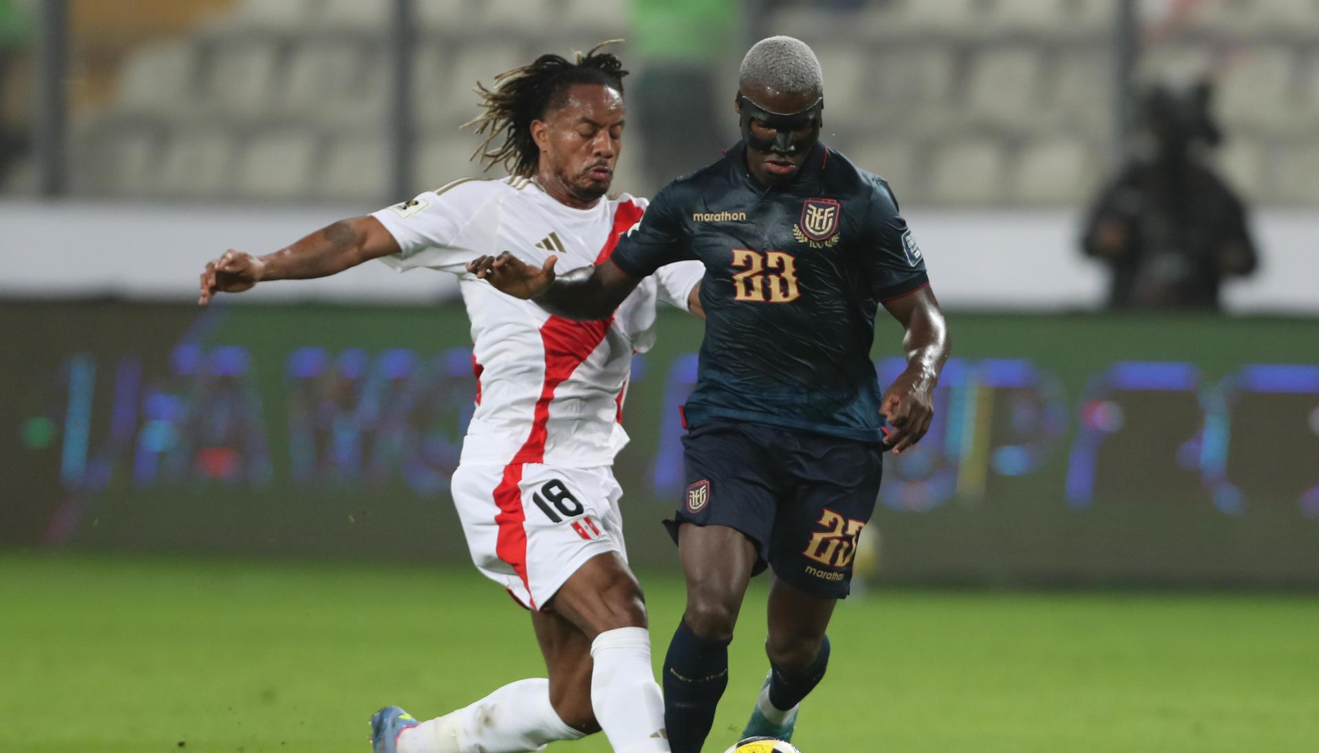 André Carrillo, de Perú, disputa el balón con Moisés Caicedo.