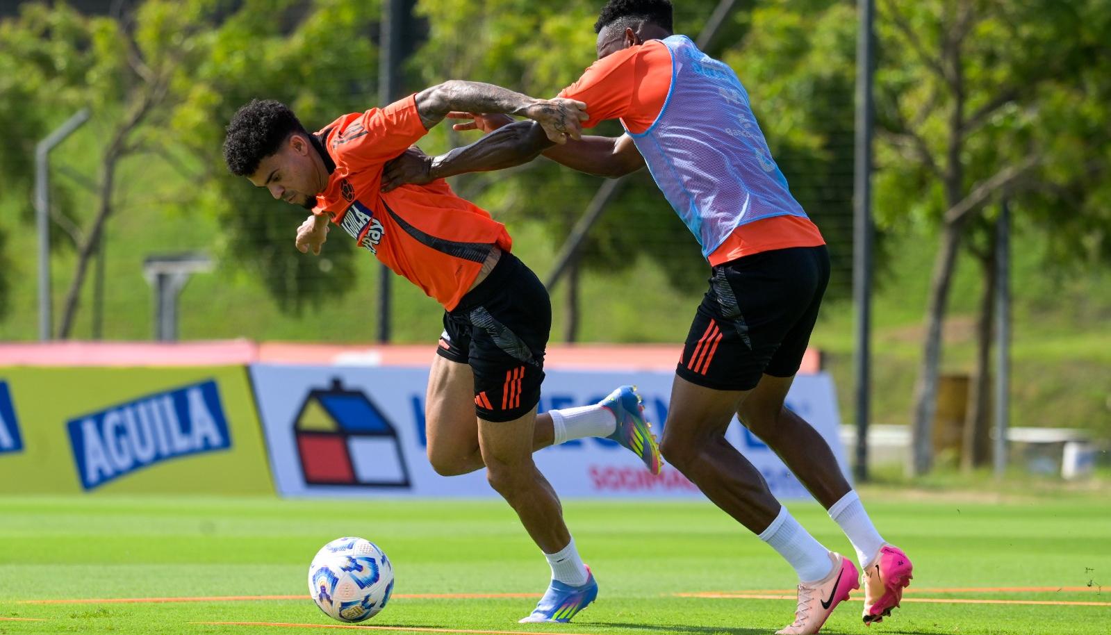 Luis Díaz reaparece contra Argentina tras cumplir fecha de suspensión ante Perú. 