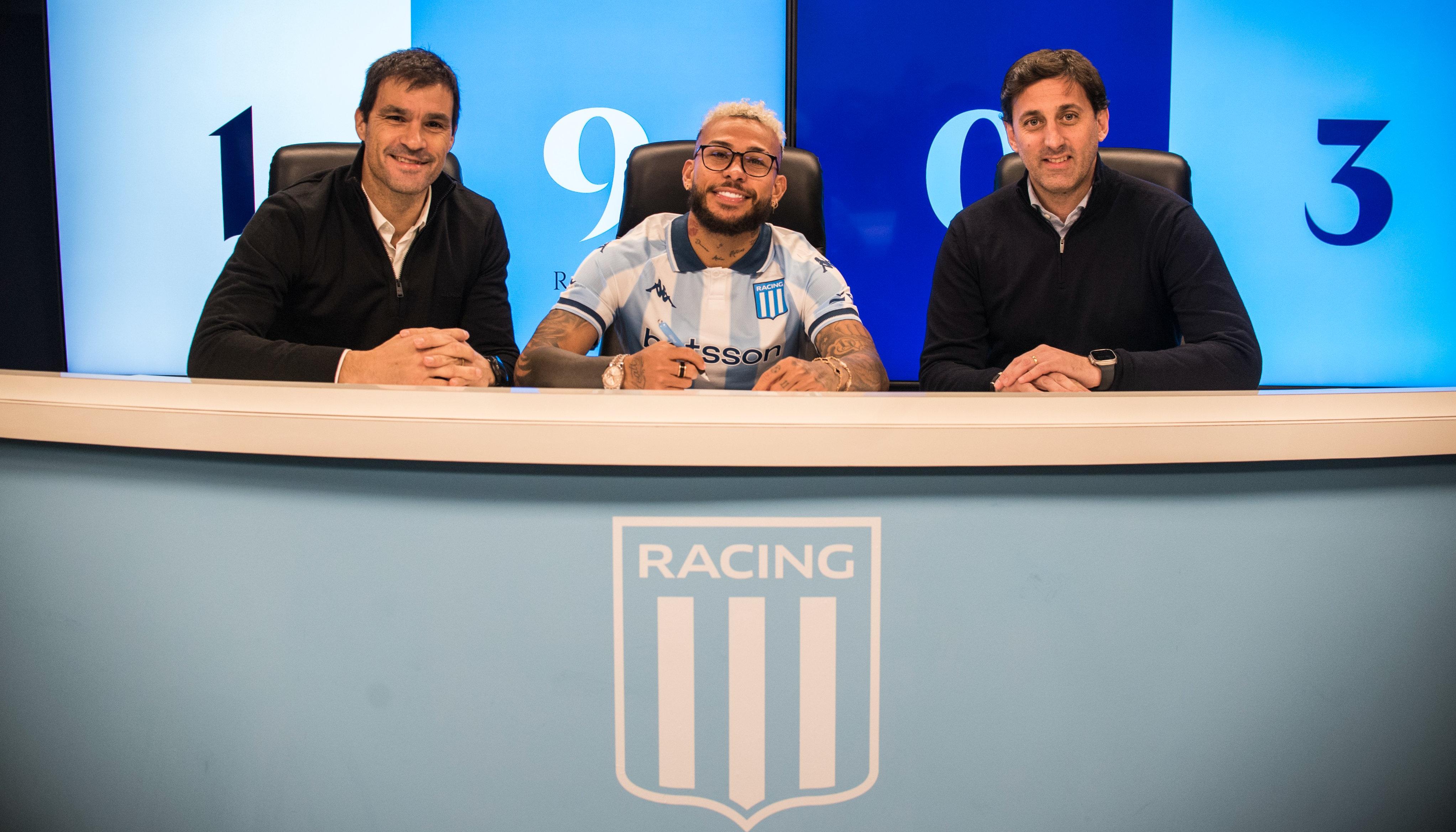 Duván Vergara en la firma del contrato con Sebastián Saja y Diego Milito. 