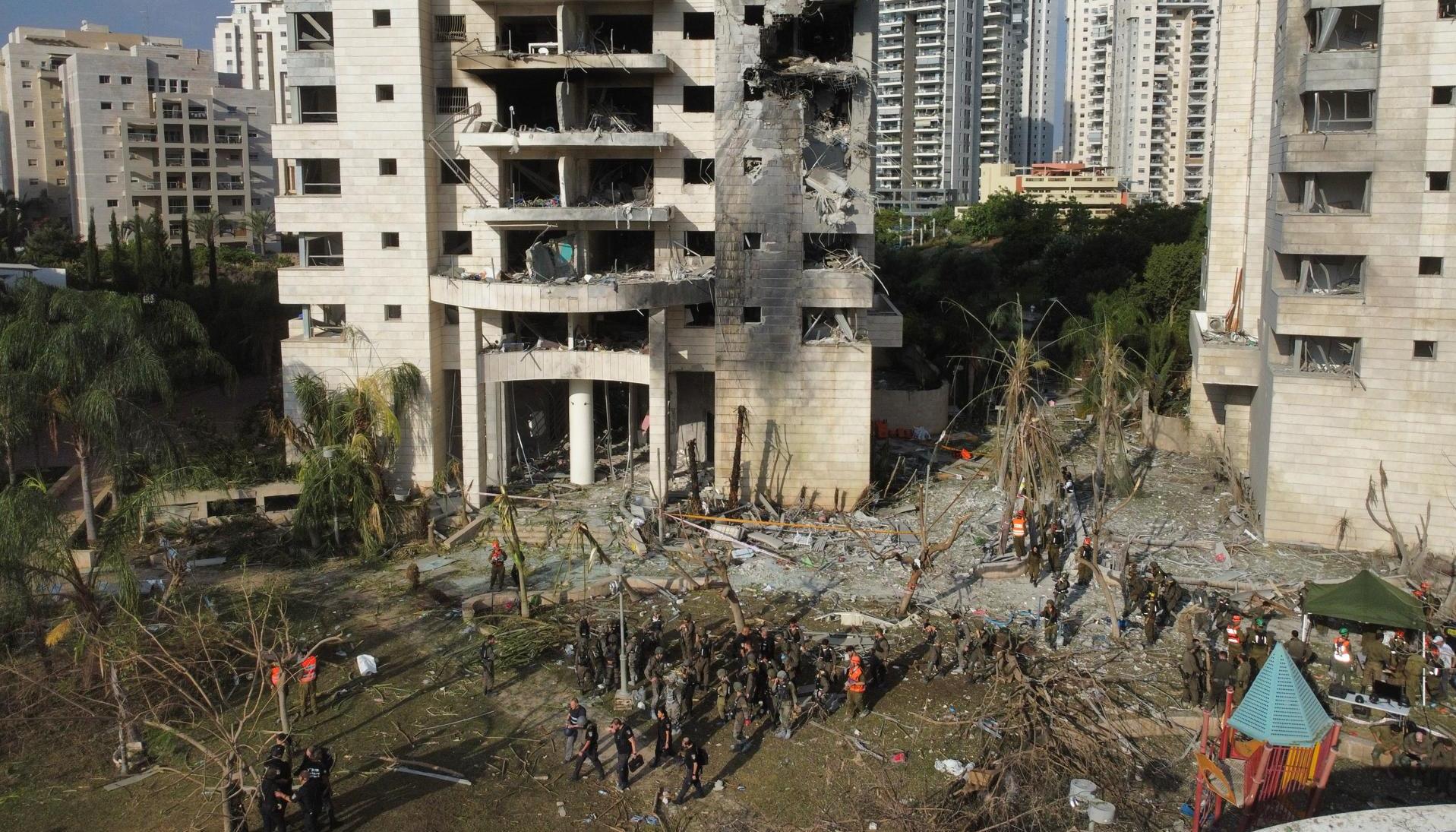 Misiles impactaron edificios en Petah Tikva.