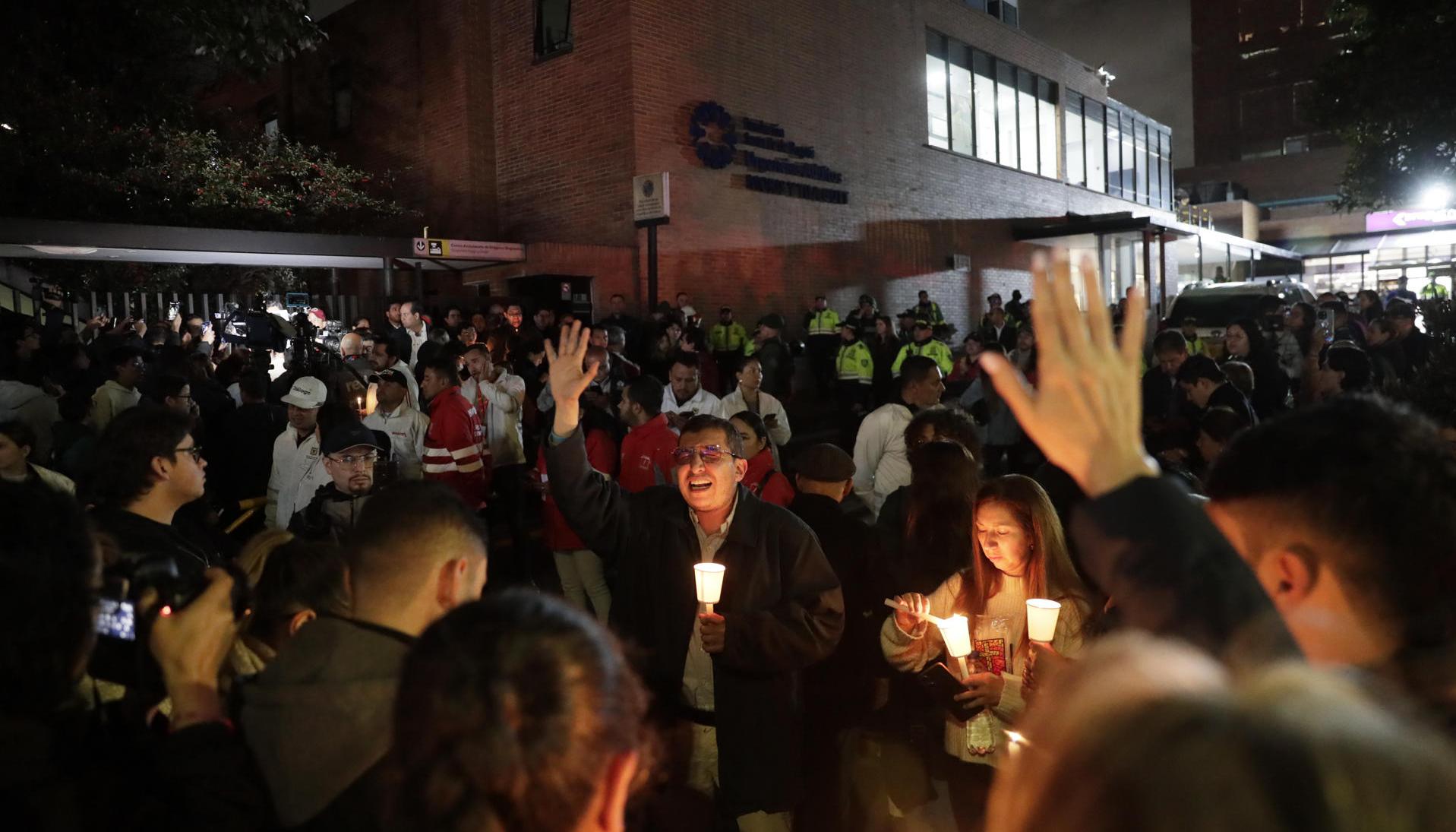 Personas encendieron velas a las afueras de la Fundación Santa Fe.