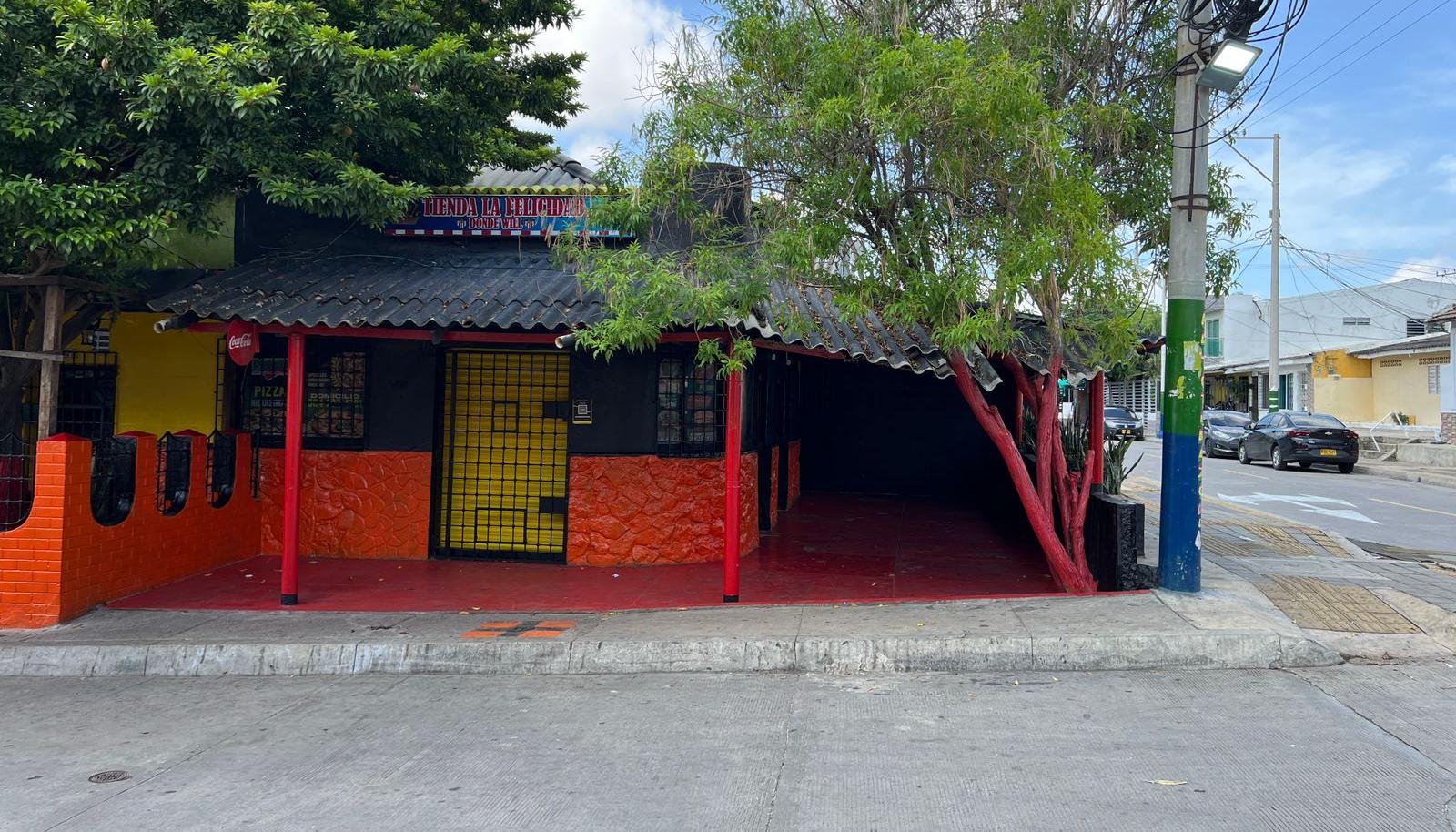 Fachada de la tienda que sufrió el ataque a bala en Barrio Abajo. 