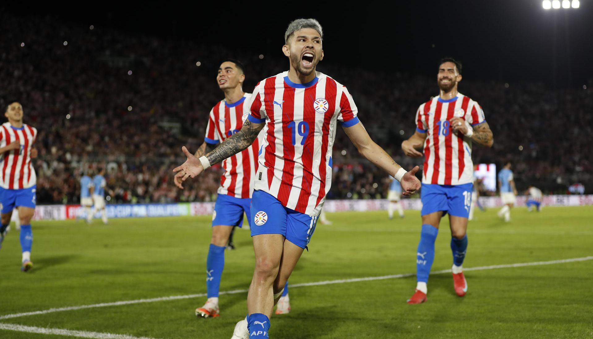 El mediapunta Julio Enciso celebra el gol de penalti.