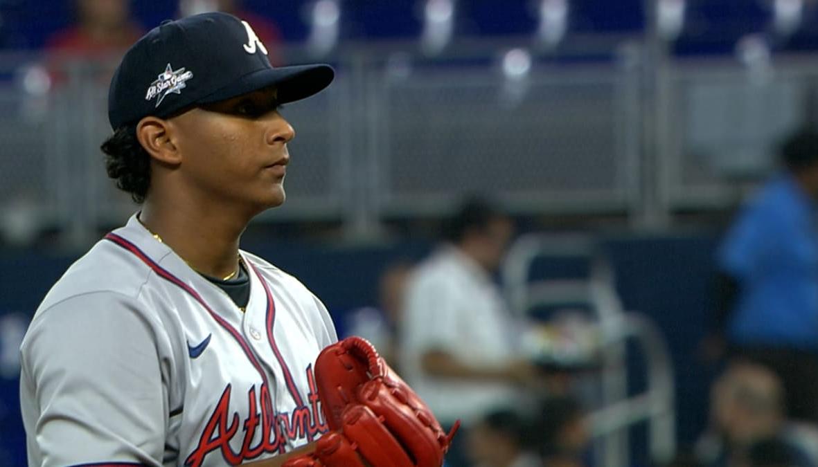 Didier Fuentes en el montículo durante el juego contra los Marlins. 