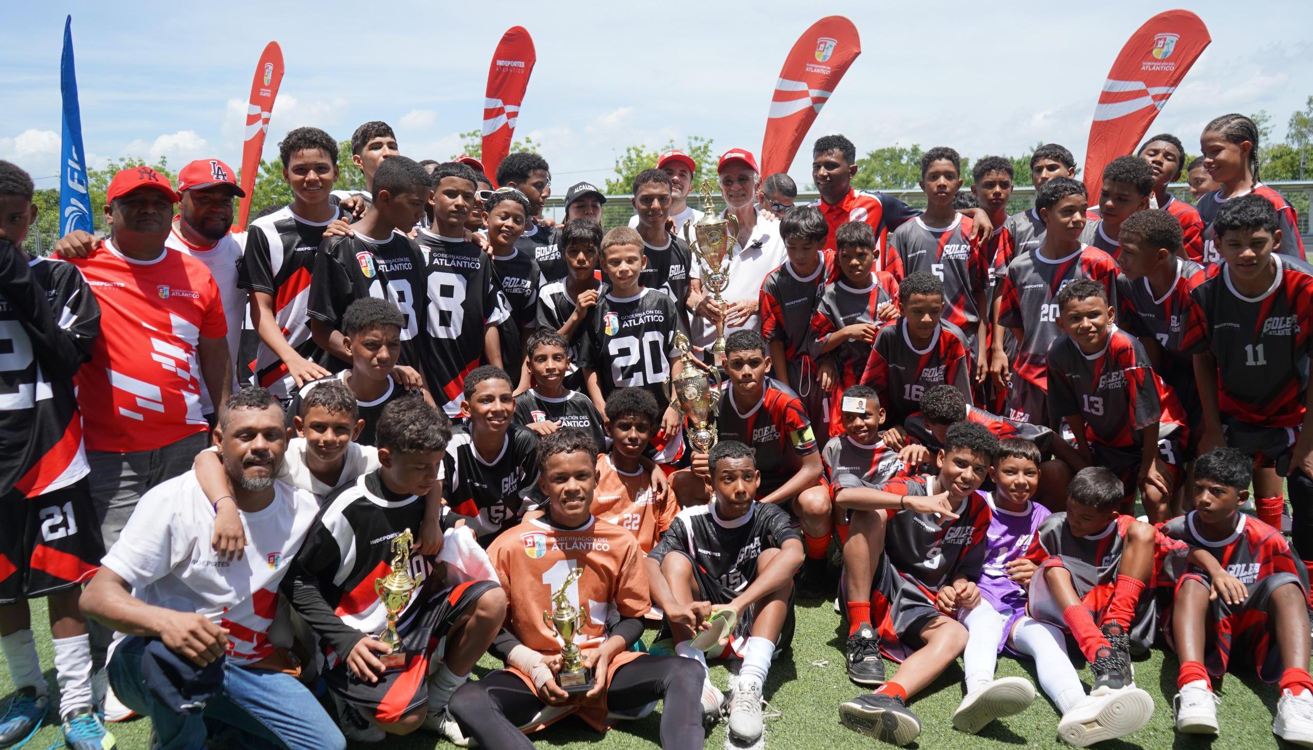 Jugadores y cuerpo técnico de Candelaria celebran la conquista del título del torneo Golea IV.