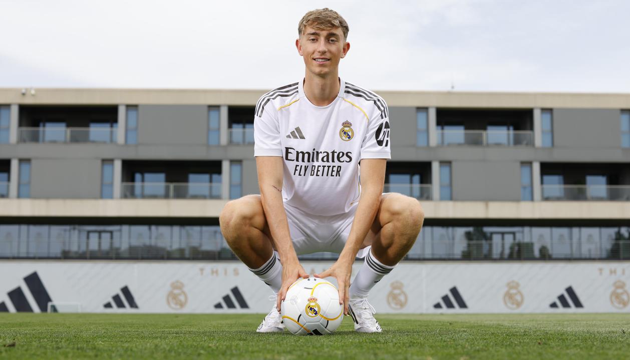 Dean Huijsen con el uniforme del Real Madrid. 