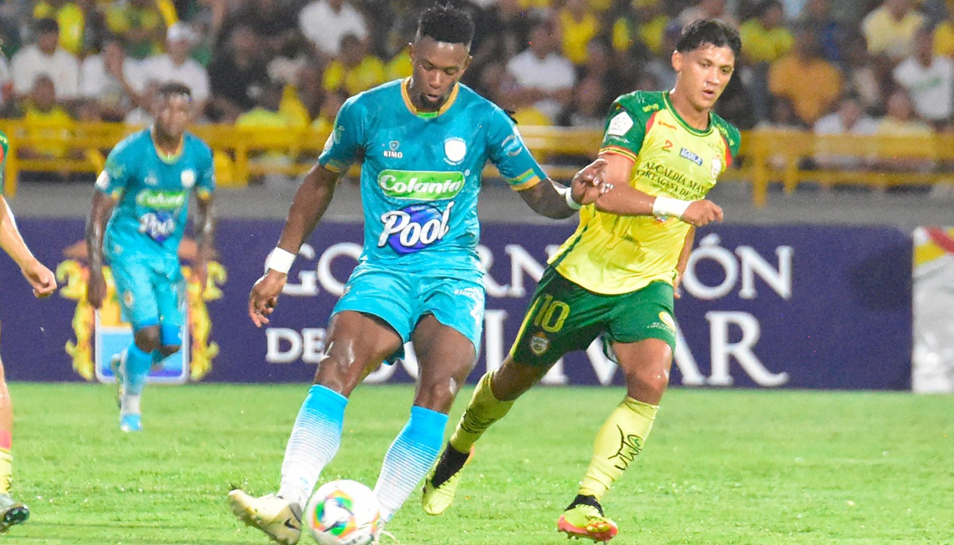 Yan Mosquera avanza con la pelota con la marca de Fredy Montero.