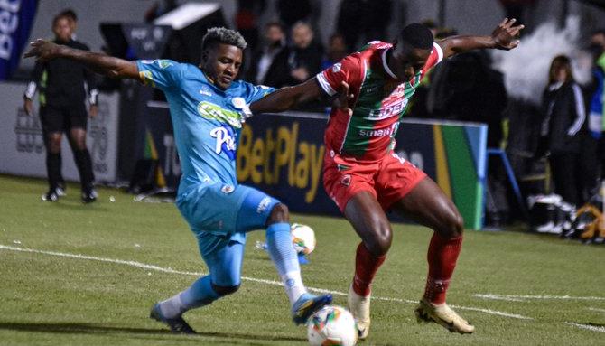 Jhonier Viveros, de Jaguares, disputa el balón con un jugador de Patriotas. 