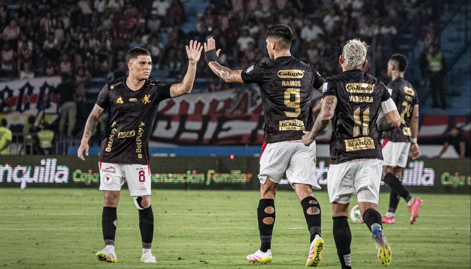 Juan Fernando Quintero felicita a Luis Ramos, autor del gol del América ante Junior.