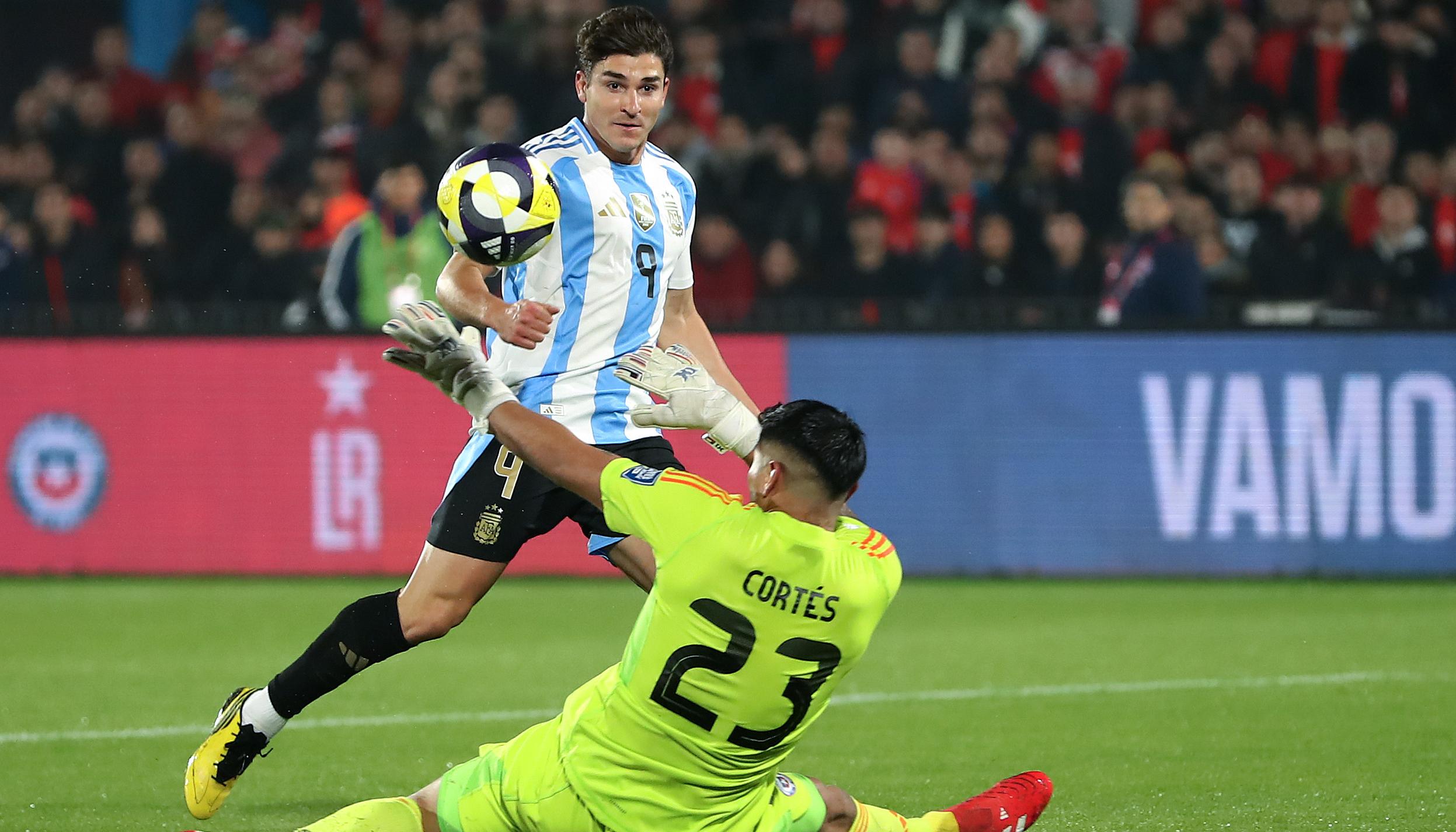 Julián Álvarez en la jugada donde marcó el gol de la victoria para Argentina. 