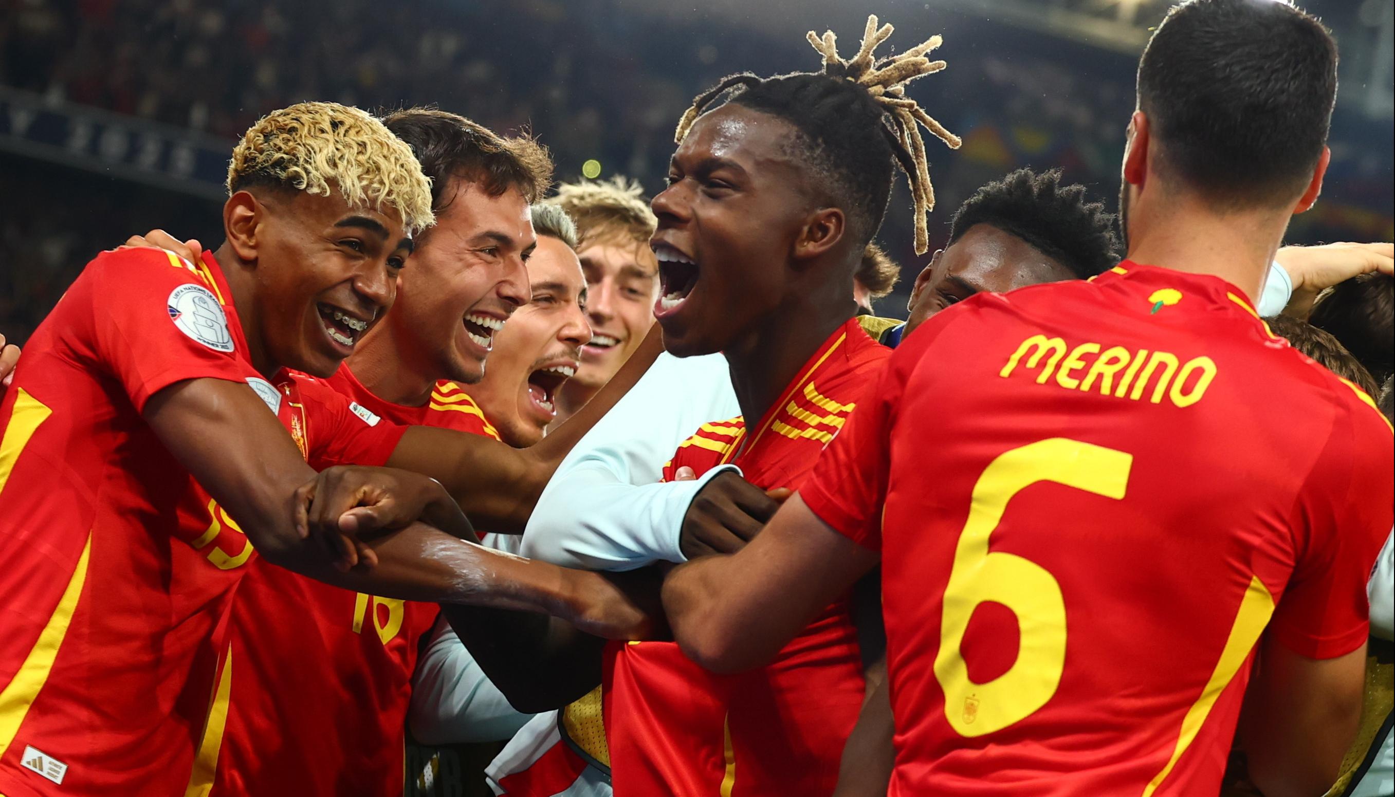 Lamine Yamal, Nico Williams y Mikel Merino festejan uno de los goles de España.