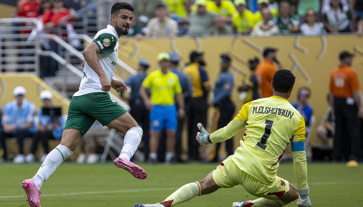 El argentino José Manuel López marca el segundo gol del Palmeiras. 