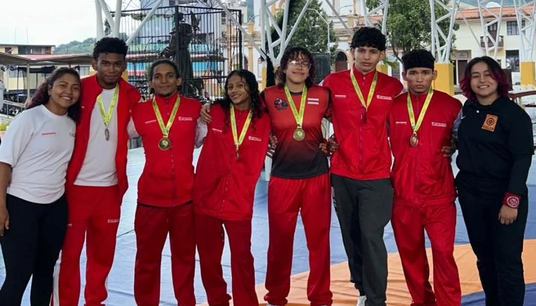 Delegación de Atlántico que participó en el Nacional Junior de lucha olímpica.