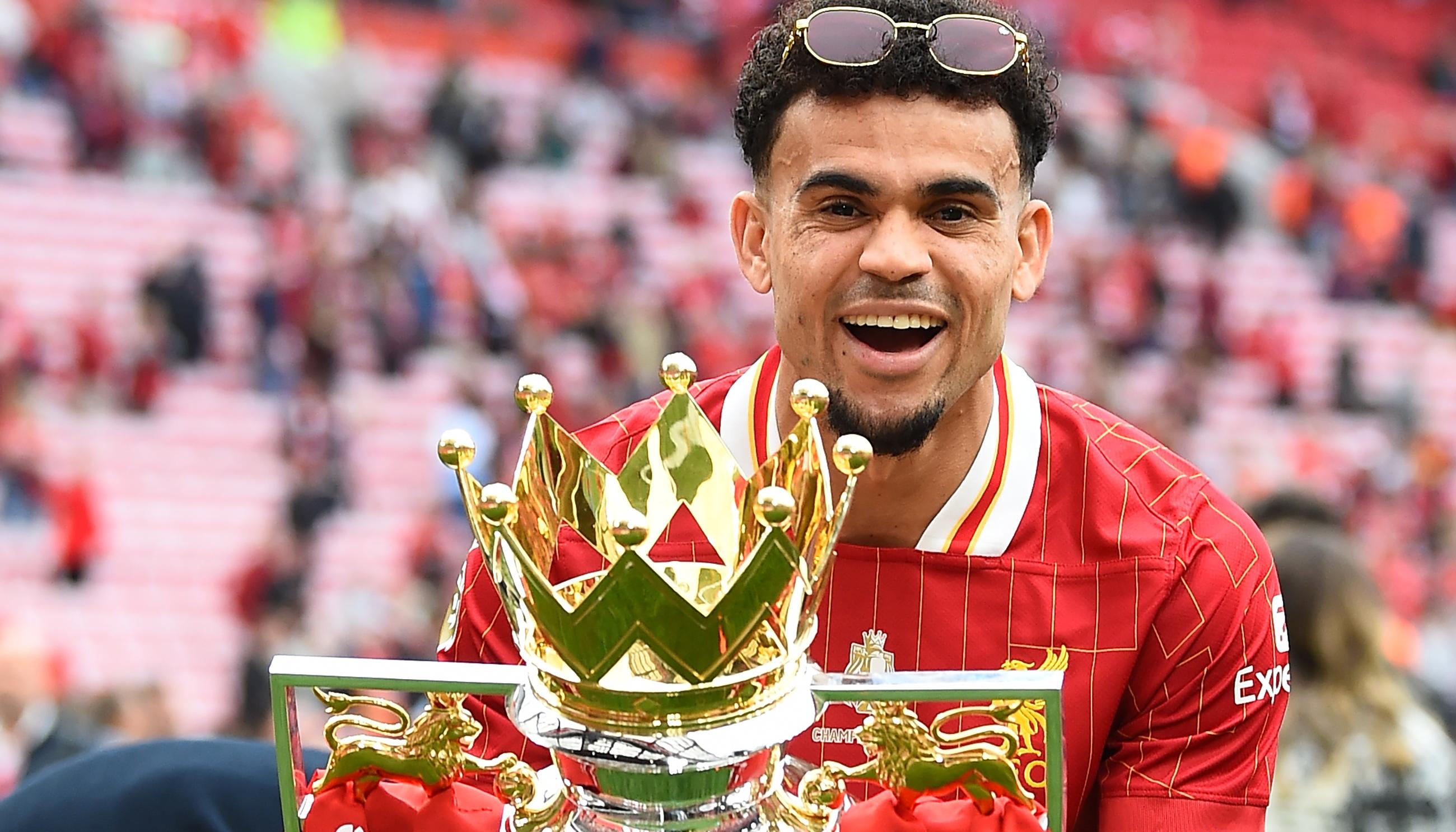 Luis Díaz celebrando la conquista del título de la Premier League con el Liverpool. 