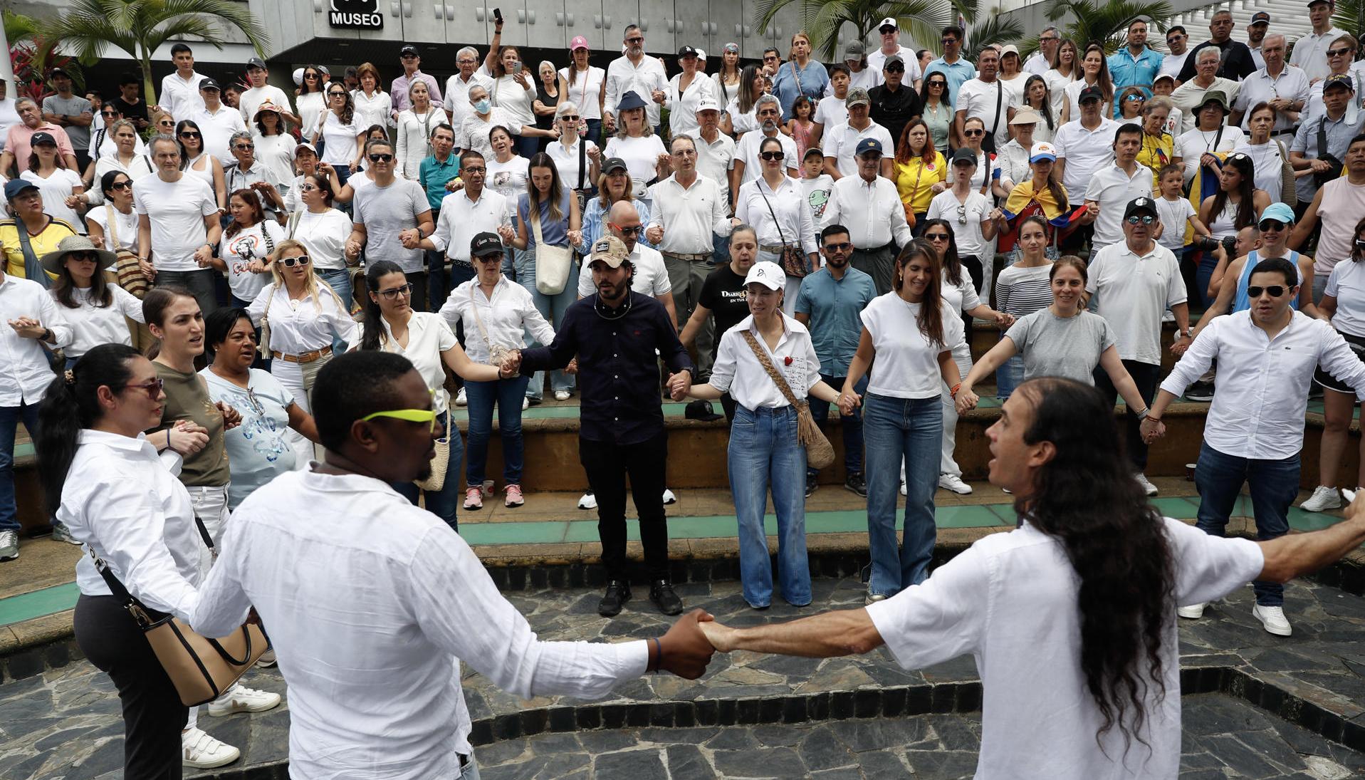 Varias personas durante manifestación en Cali el pasado 8 de junio.