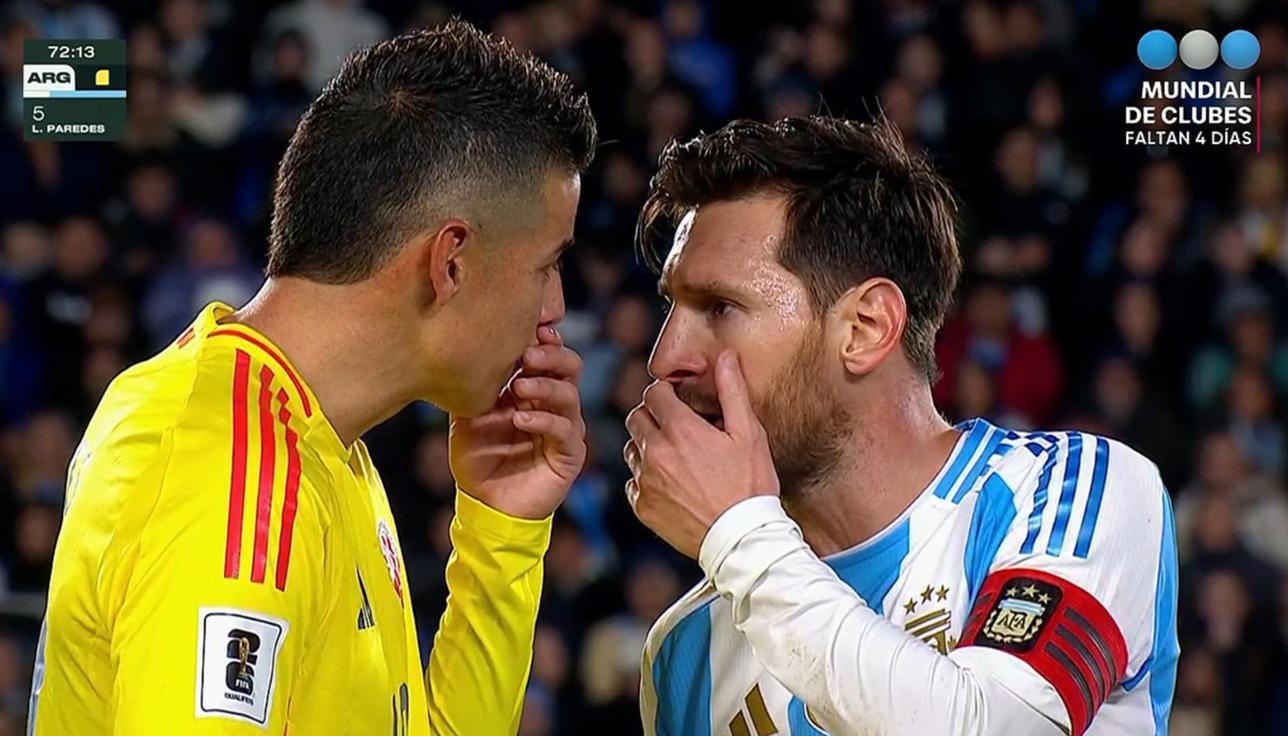 El cruce entre James Rodríguez y Lionel Messi en plena cancha del Más Monumental. 