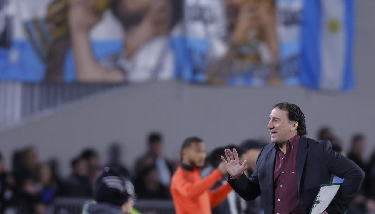 Néstor Lorenzo, técnico de la Selección Colombia, durante el partido contra Argentina. 
