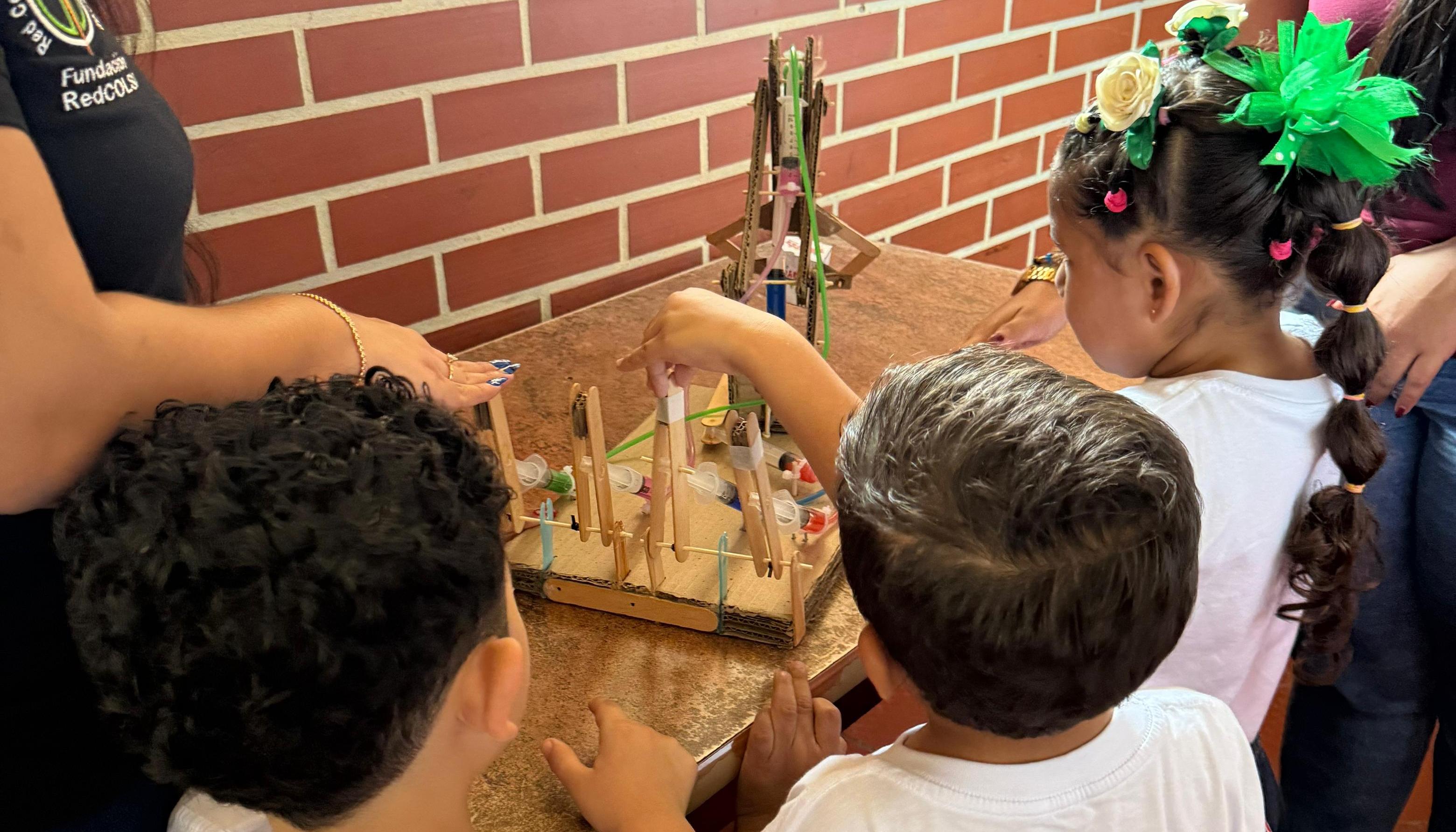 Niños investigadores de Centro Infantil Crayon Club.