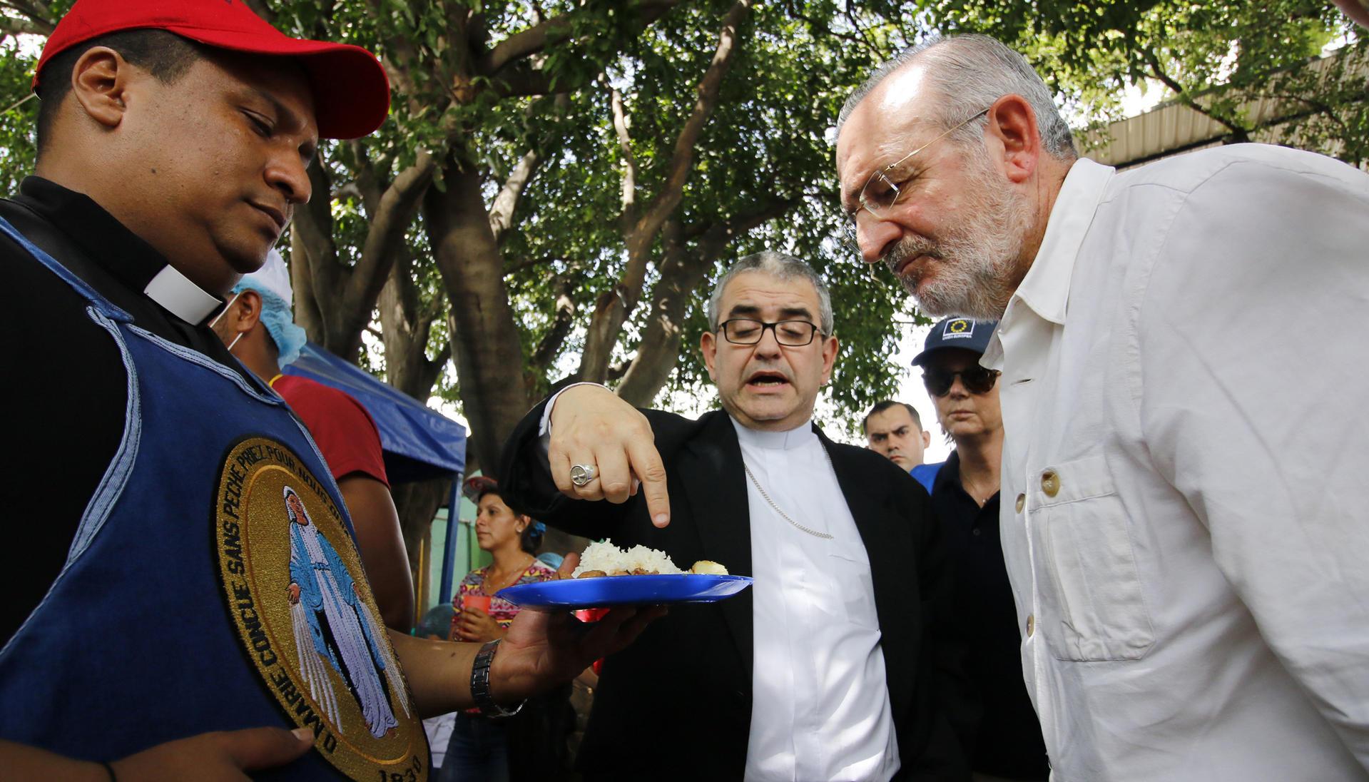 Monseñor Víctor Manuel Ochoa Cadavid (QEPD).