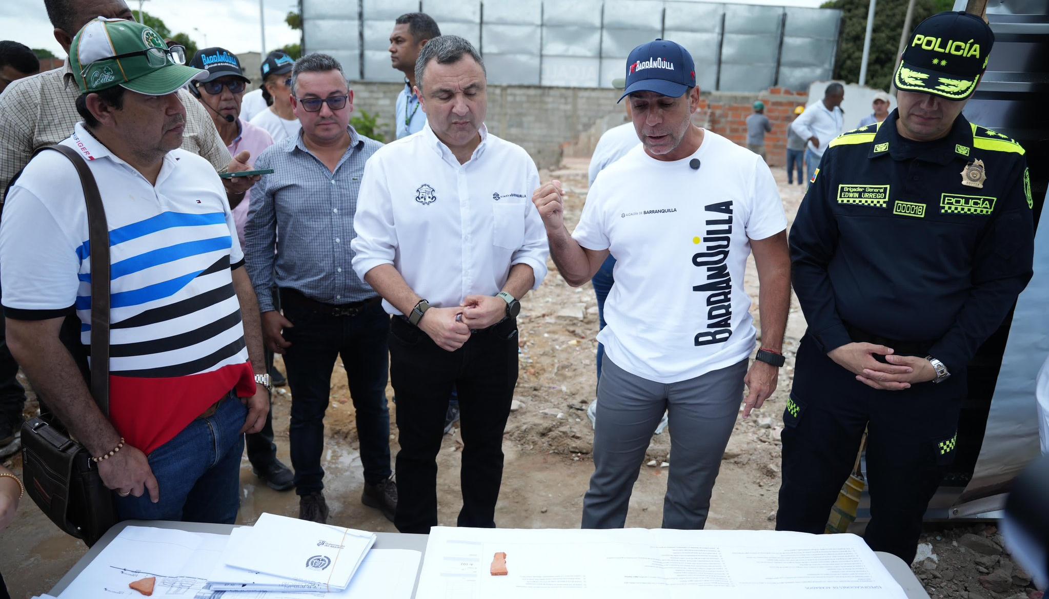 Alcalde Char revisa los planos de la estación de Policía. 