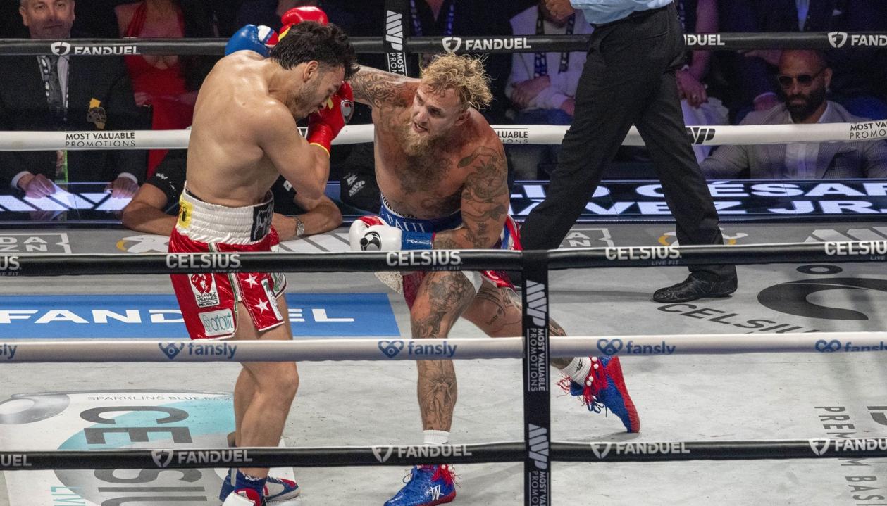 El youtuber Jake Paul golpea al mexicano Julio César Chávez Jr.