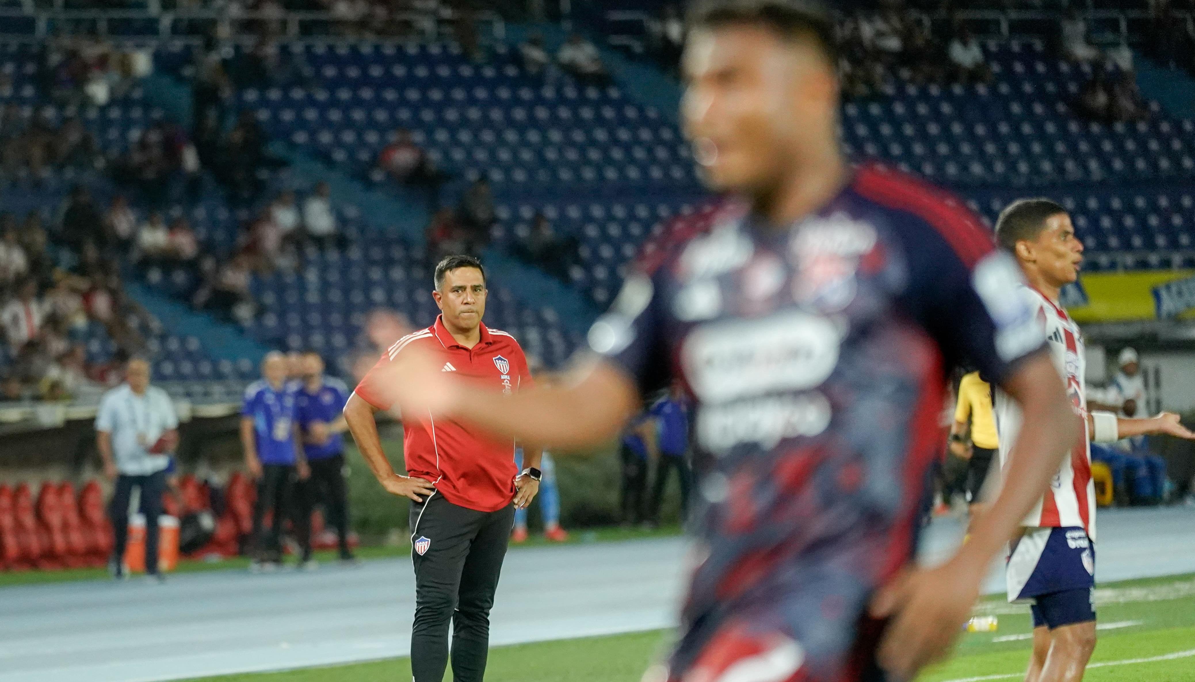 El técnico del Junior, César Farías, durante el partido contra el Medellín.  