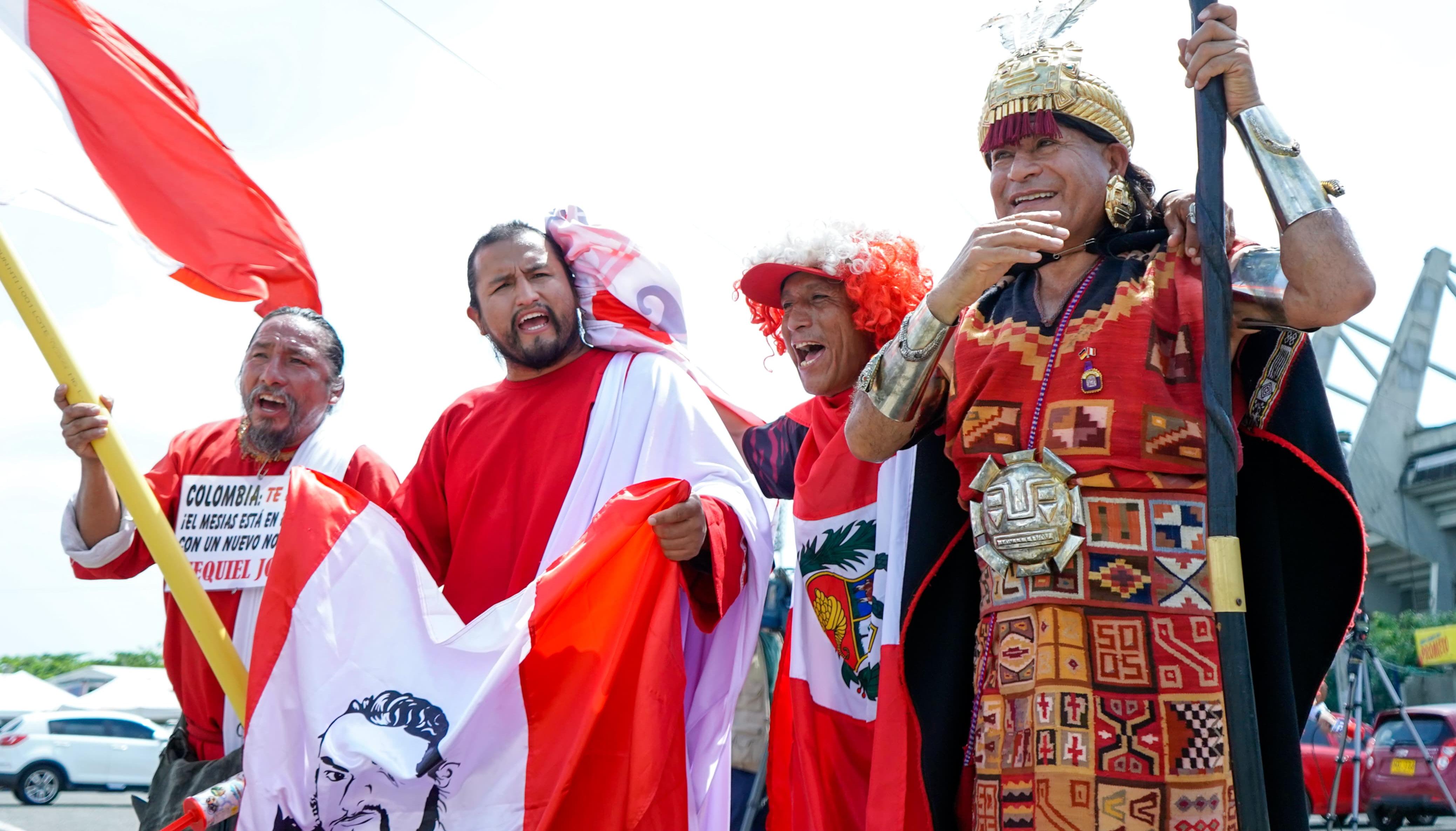 Grupo de hinchas de la selección peruana en los alrededores del estadio Metropolitano.