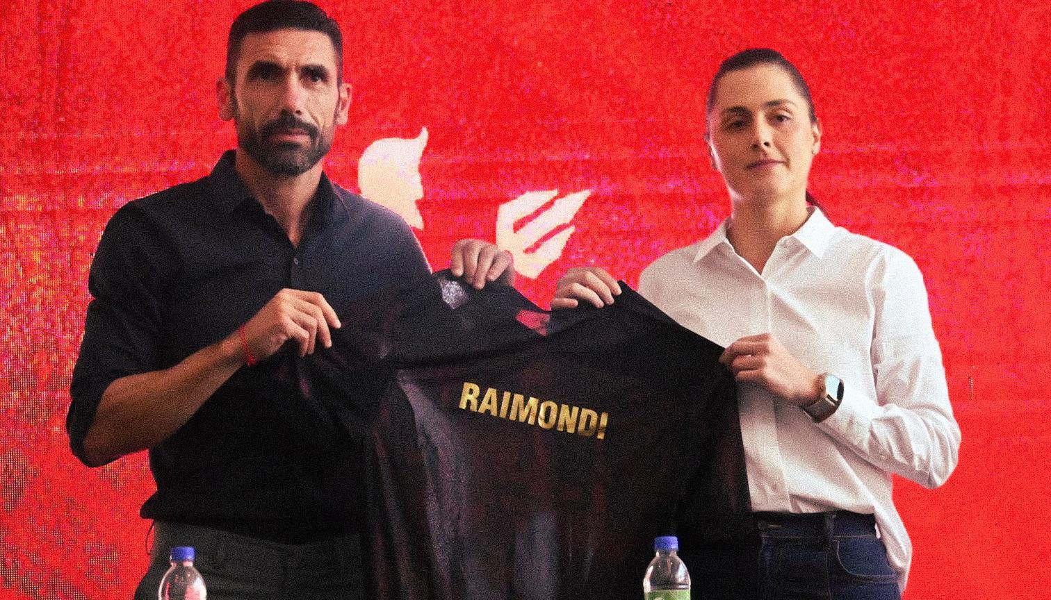Diego Raimondi, nuevo técnico del América, con Marcela Gómez, presidenta del club.