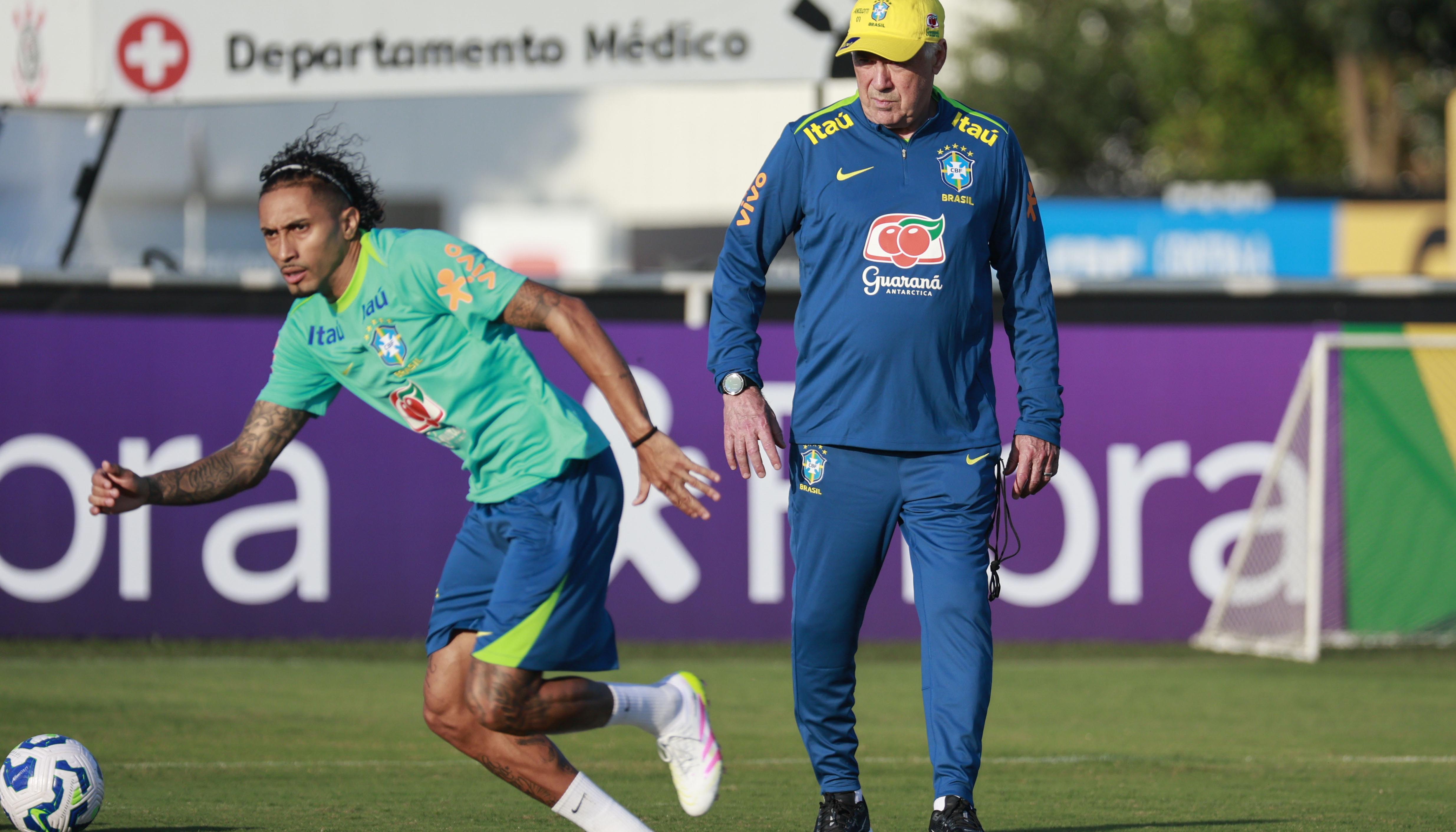 Raphinha, novedad de Brasil, con el entrenador Carlo Ancelotti. 