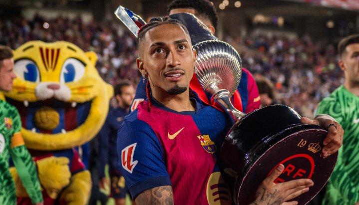 Raphinha ganó el título de LaLiga, la Copa del Rey y la Supercopa con el Barcelona. 
