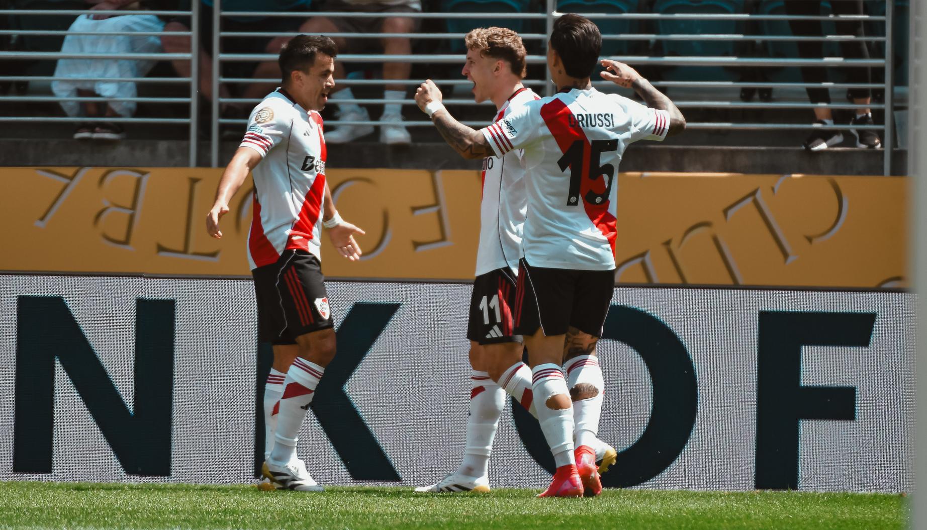 Jugadores de River Plate festejan el primer gol marcado por Facundo Colidio.