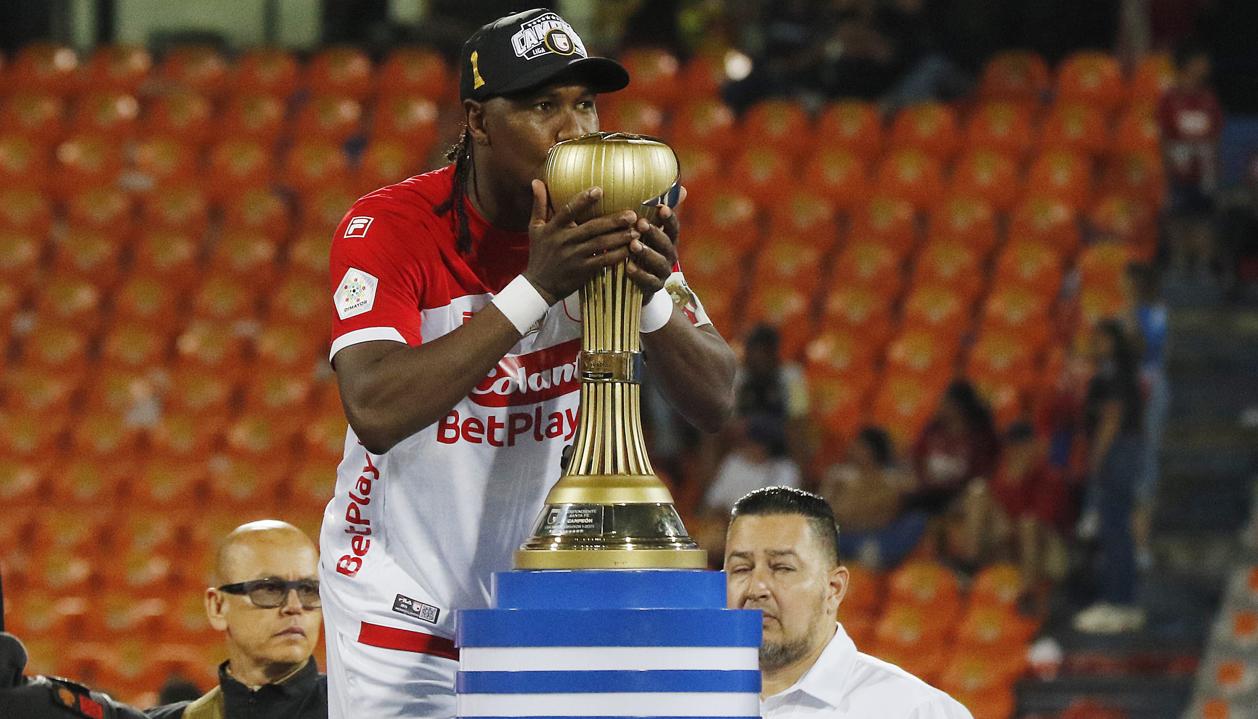 Hugo Rodallega besa el trofeo de campeón de la Liga obtenido con Santa Fe. 