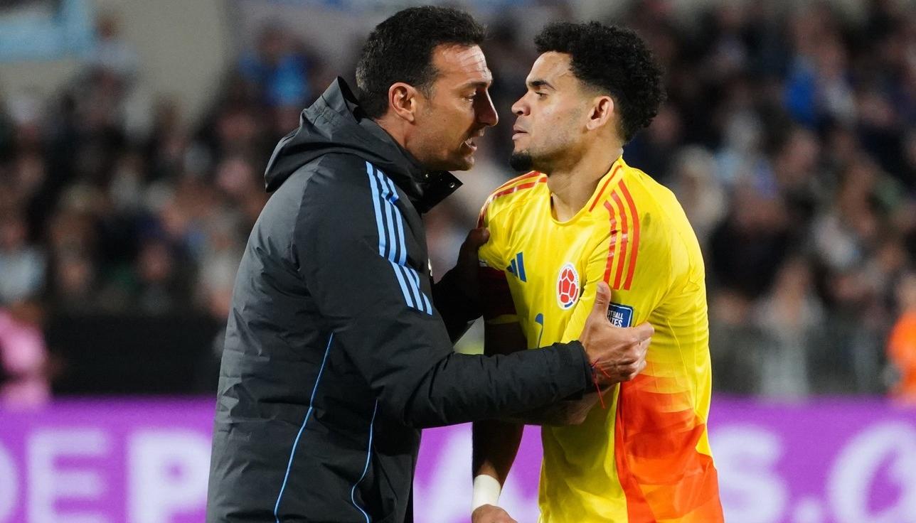 Lionel Scaloni y Luis Díaz durante el cruce que sostuvieron en el partido. 