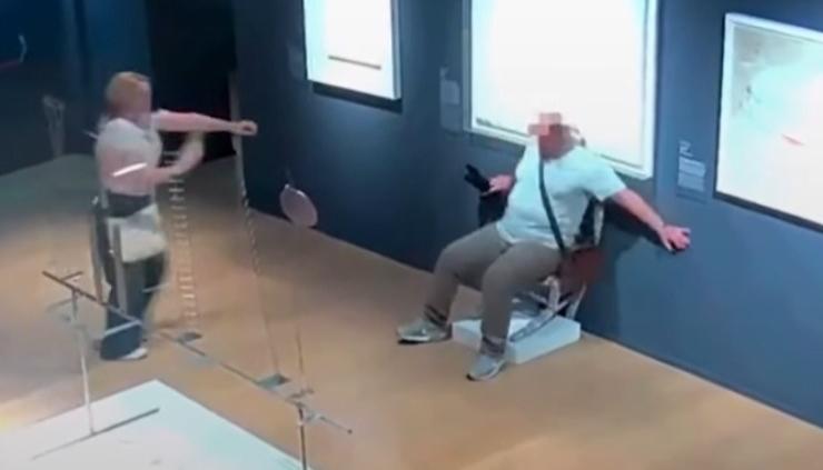 Instante en que el turista rompe la 'Silla de Van Gogh' en el museo de Verona. 