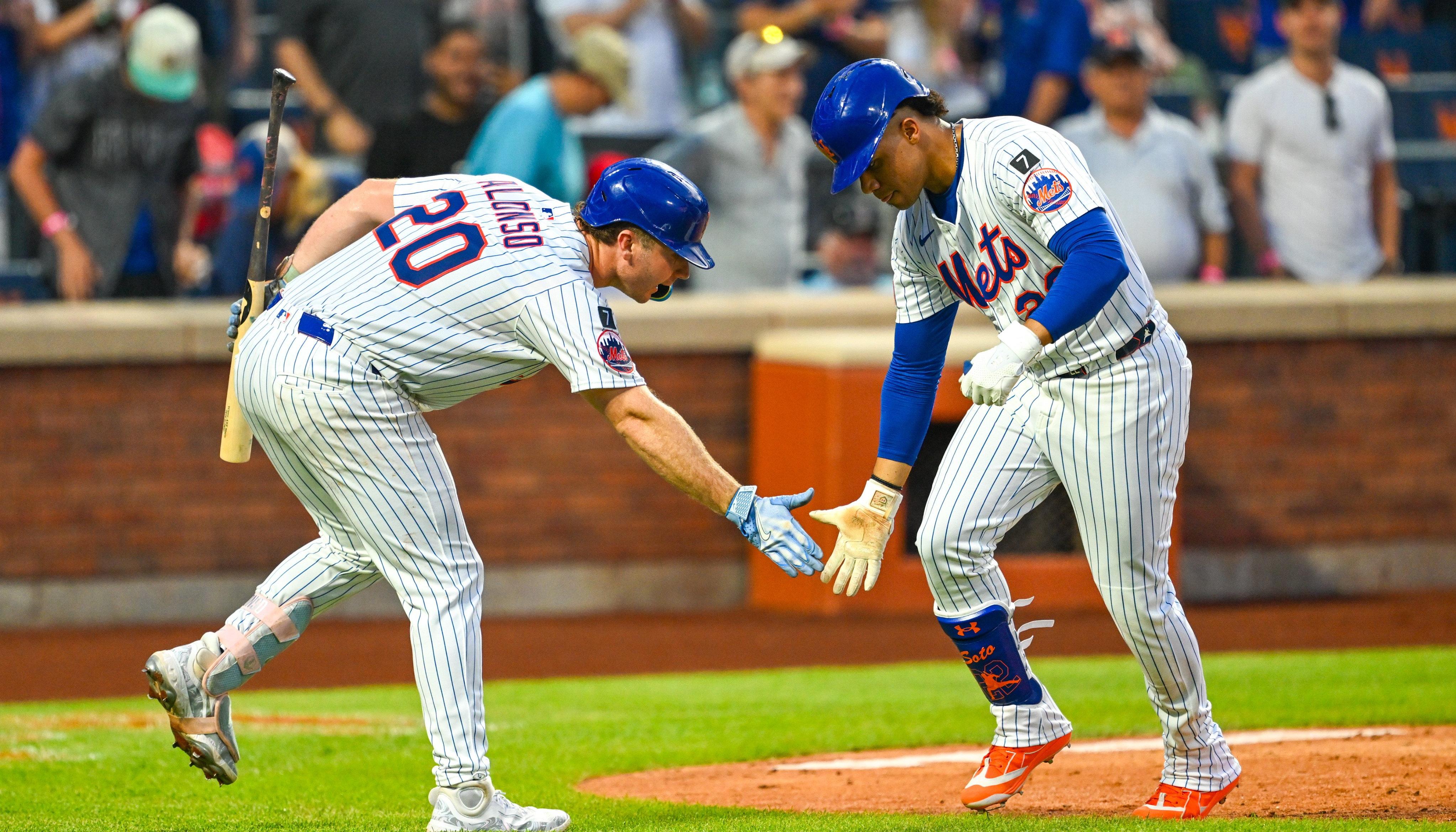 Juan Soto celebra en el plato con Pete Alonso tras conectarle jonrón a Didier Fuentes.