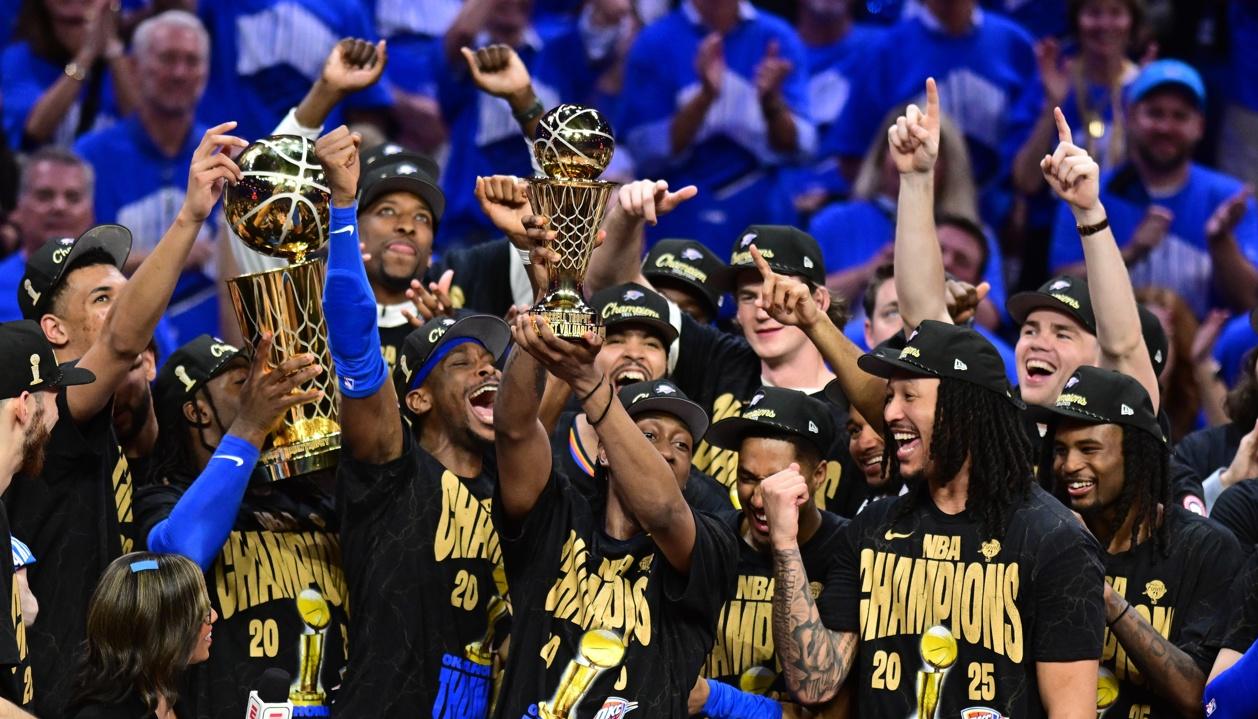 La celebración de los jugadores de Oklahoma Thunder tras ganar el título de la NBA.