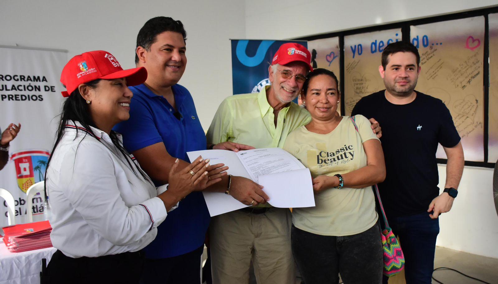 Gobernador Verano en la entrega de títulos de propiedad a los beneficiarios.