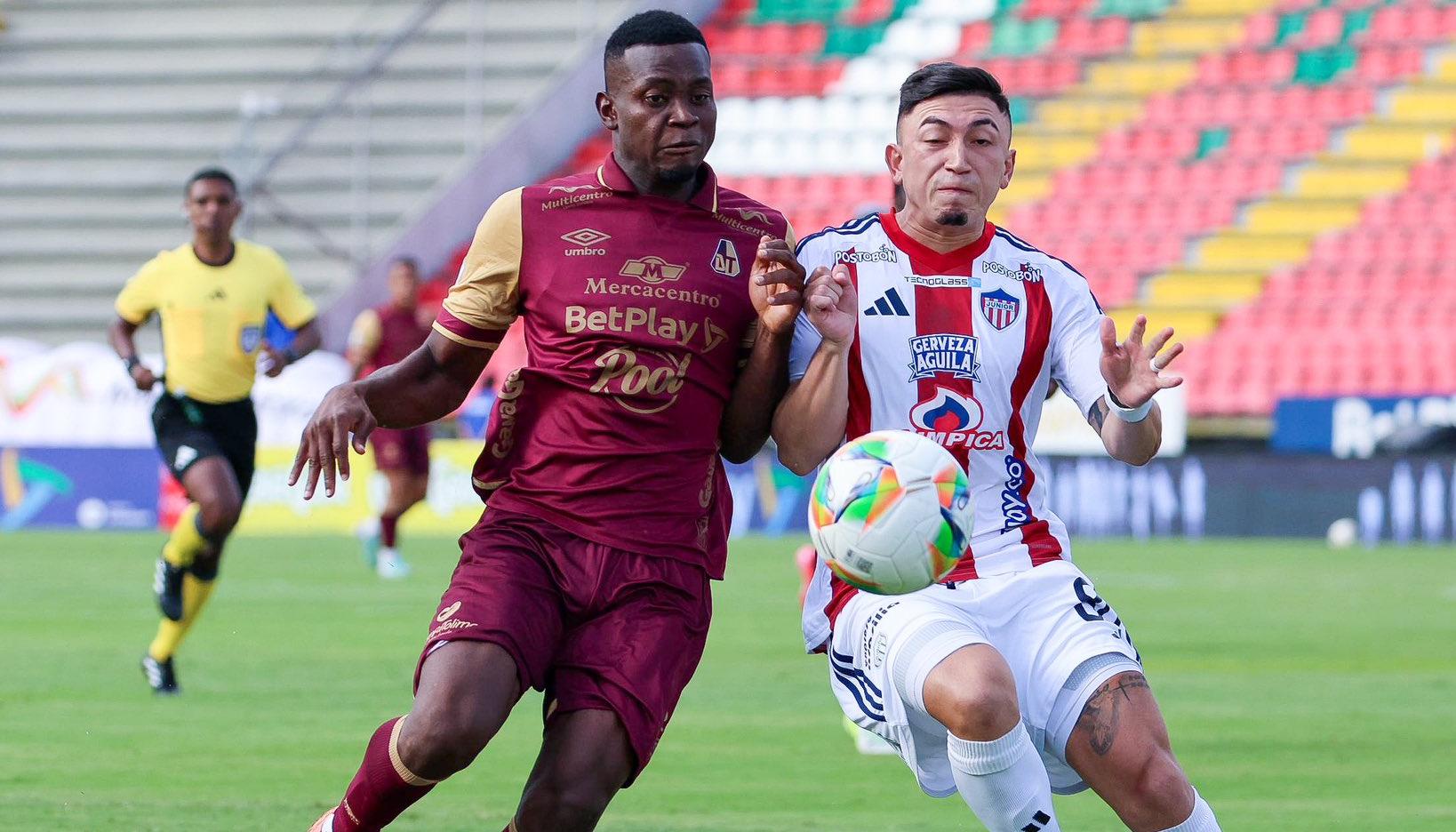 Fabián Ángel disputa la pelota con Adrián Parra.