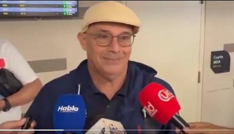 Alfredo Arias, nuevo técnico del Junior, entregando declaraciones a los medios. 