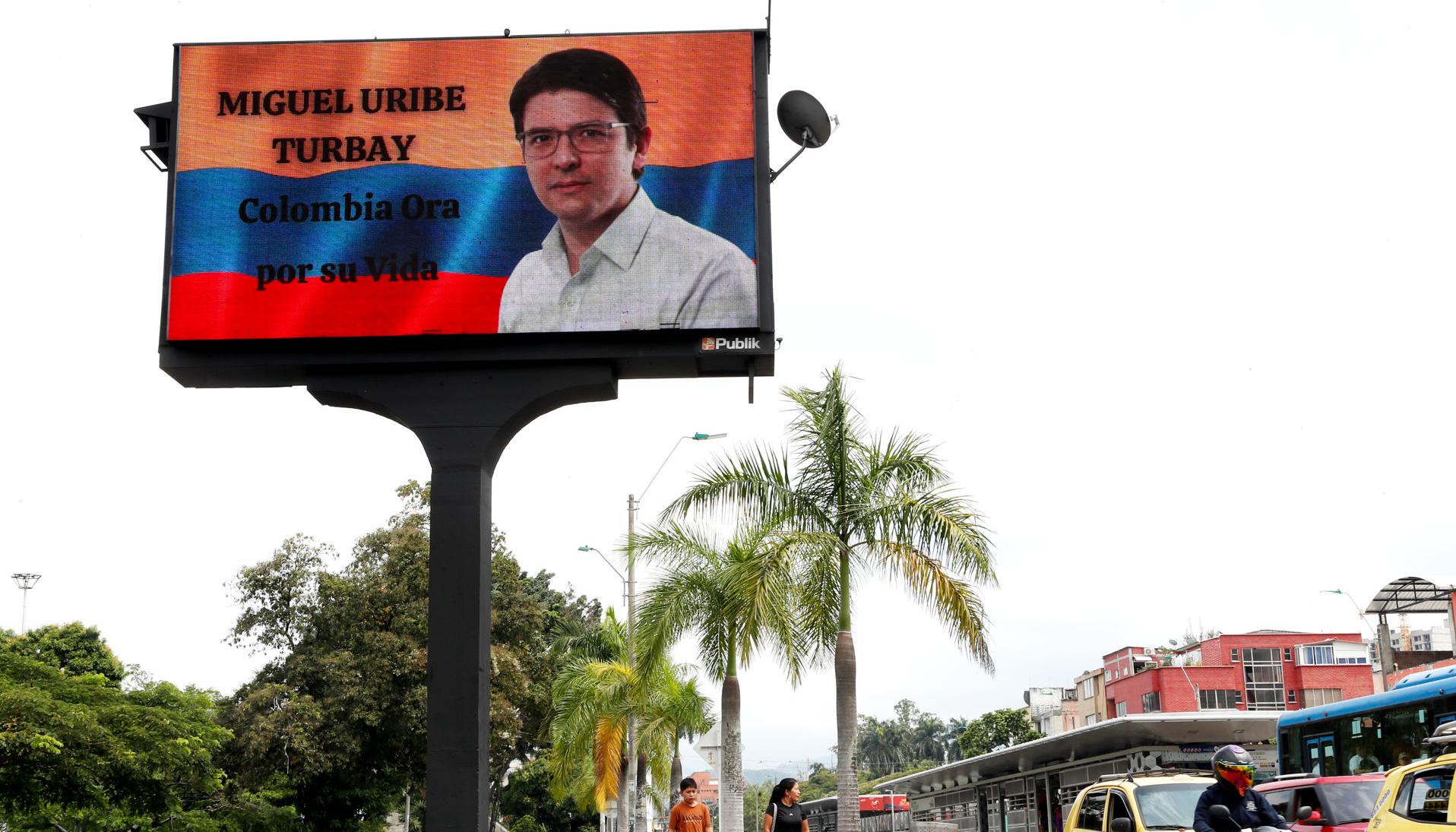 Valla ubicada en Cali en respaldo del senador Miguel Uribe Turbay.