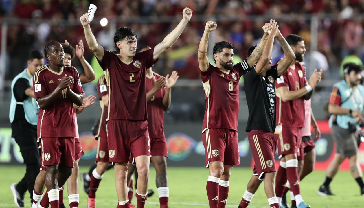 Jugadores de la selección venezolana festejando su triunfo sobre Bolivia. 