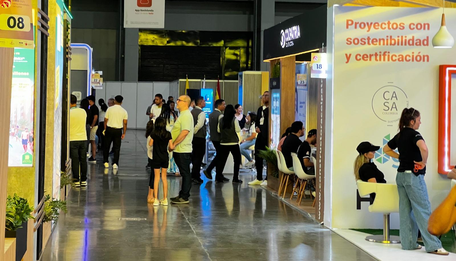 Asistentes a la Feria VIMO 2025 en el Puerta de Oro.