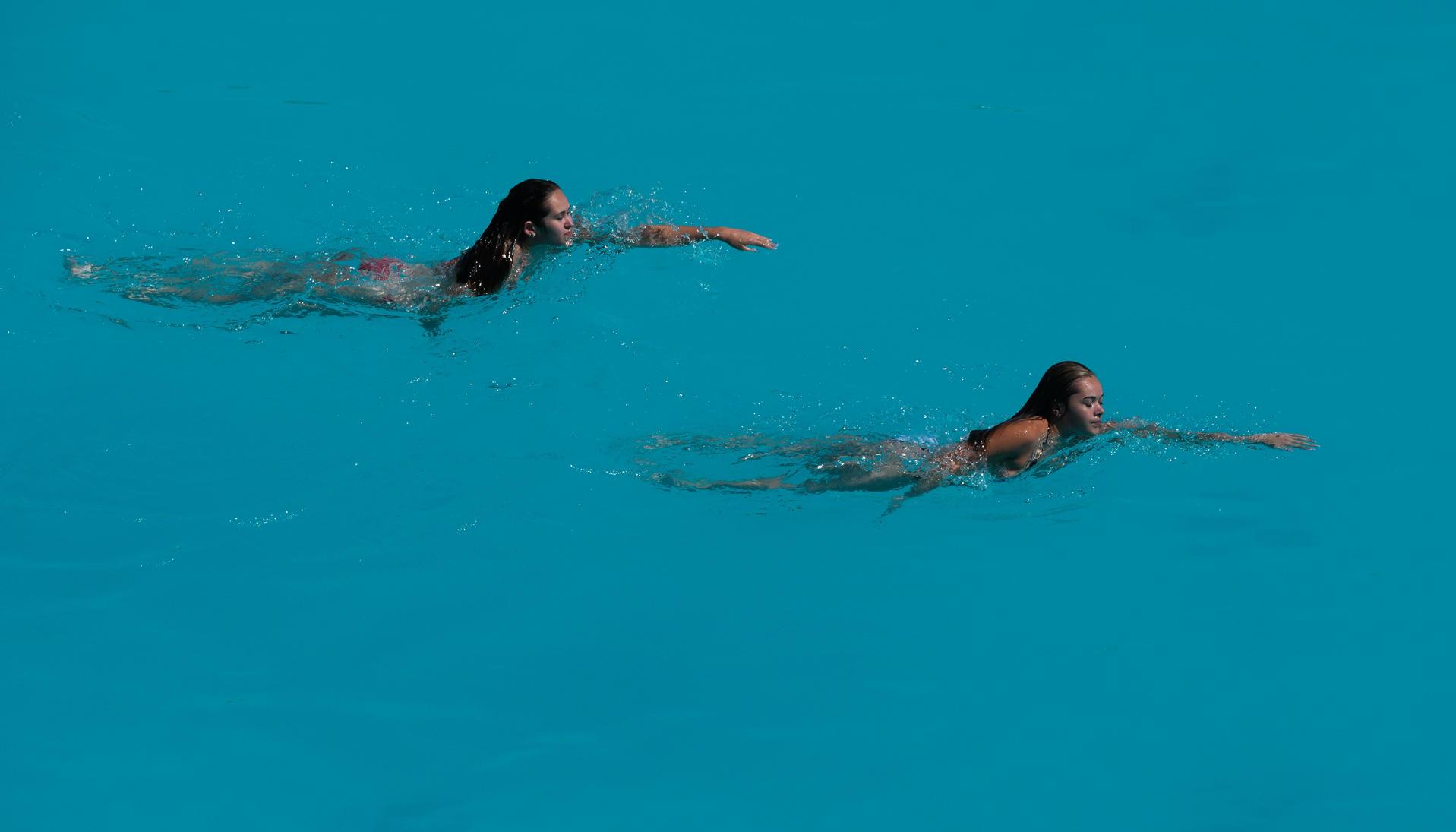 Ante ola de calor las personas se refugian en piscinas.