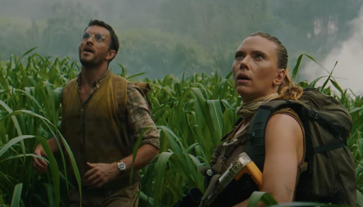  Jonathan Bailey y Scarlett Johansson. 