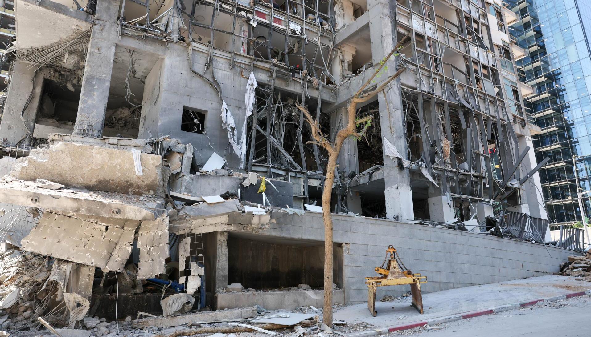 Edificio destruido en Israel por ataques.