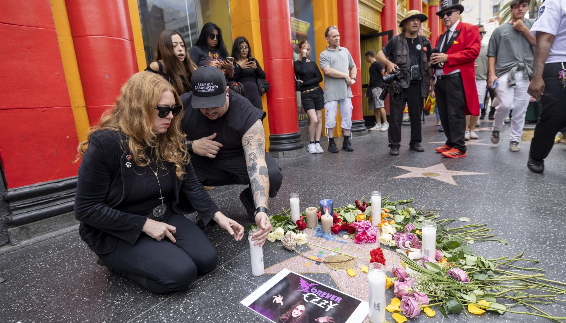 Seguidora de Ozzy Osbourne enciende una vela en la estrella del artista en el Paseo de la Fama de Hollywood. 