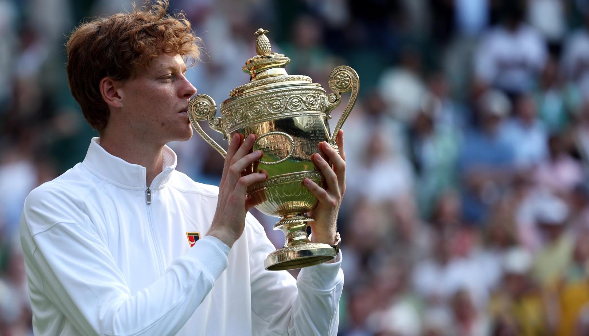 Jannik Sinner besando el trofeo de campeón.