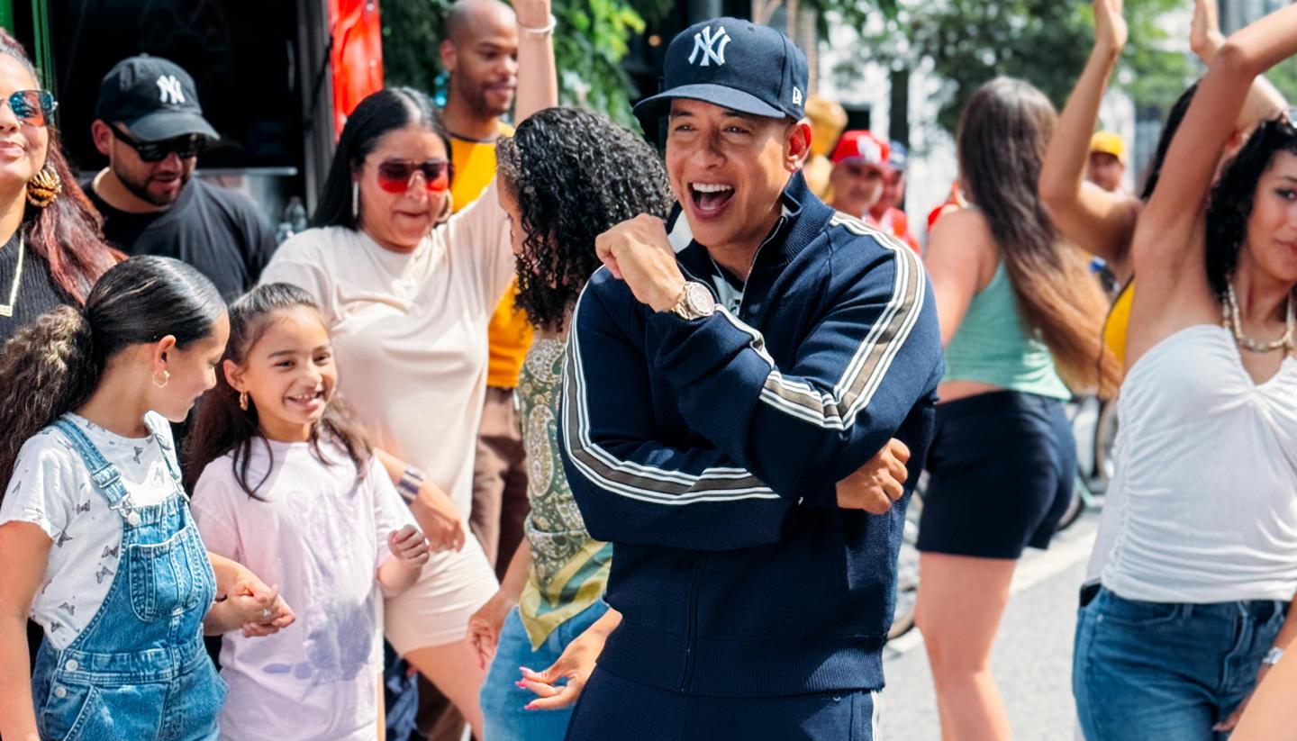 El artista durante la grabación del video. 